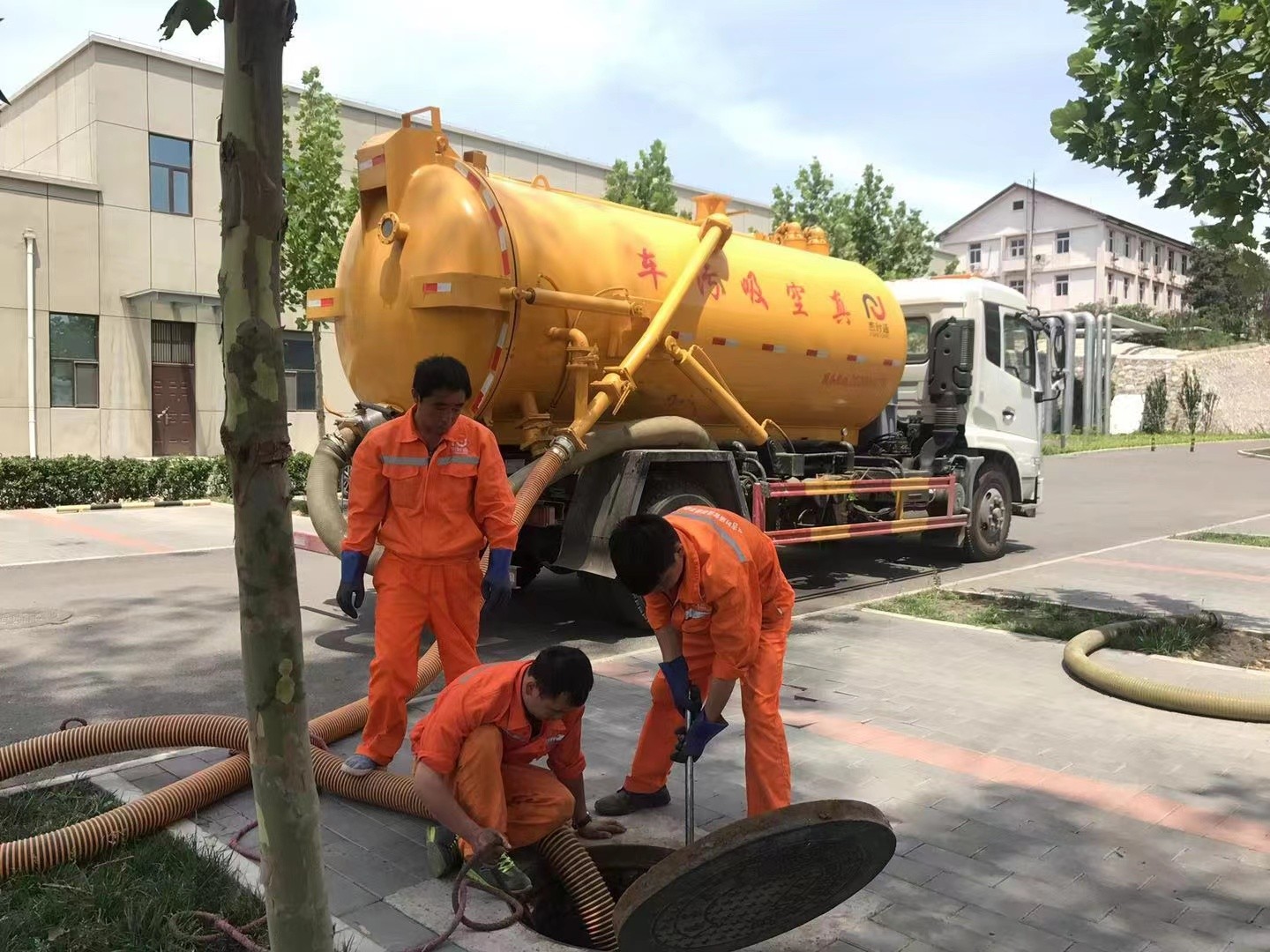 乌拉特前化粪池清理与5-8吨吸粪车施工效率分析